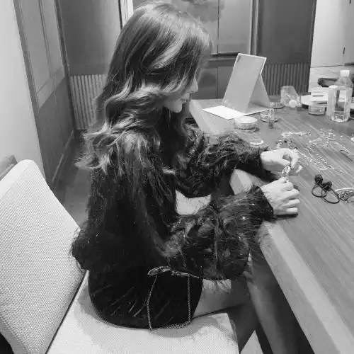 黑白女生头像高冷,等得辛苦,却不辜负