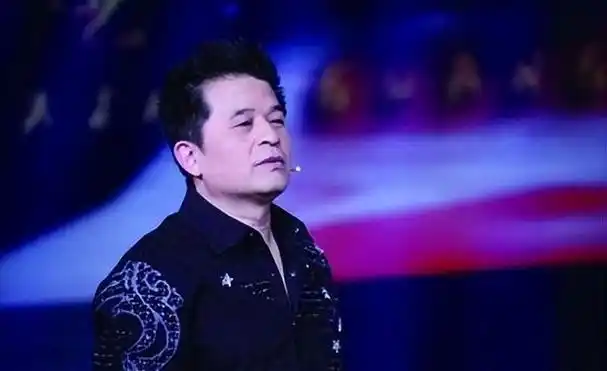 毕姥爷罕见露面酒桌上满脸疲态老相尽显不敢喝酒只喝果汁