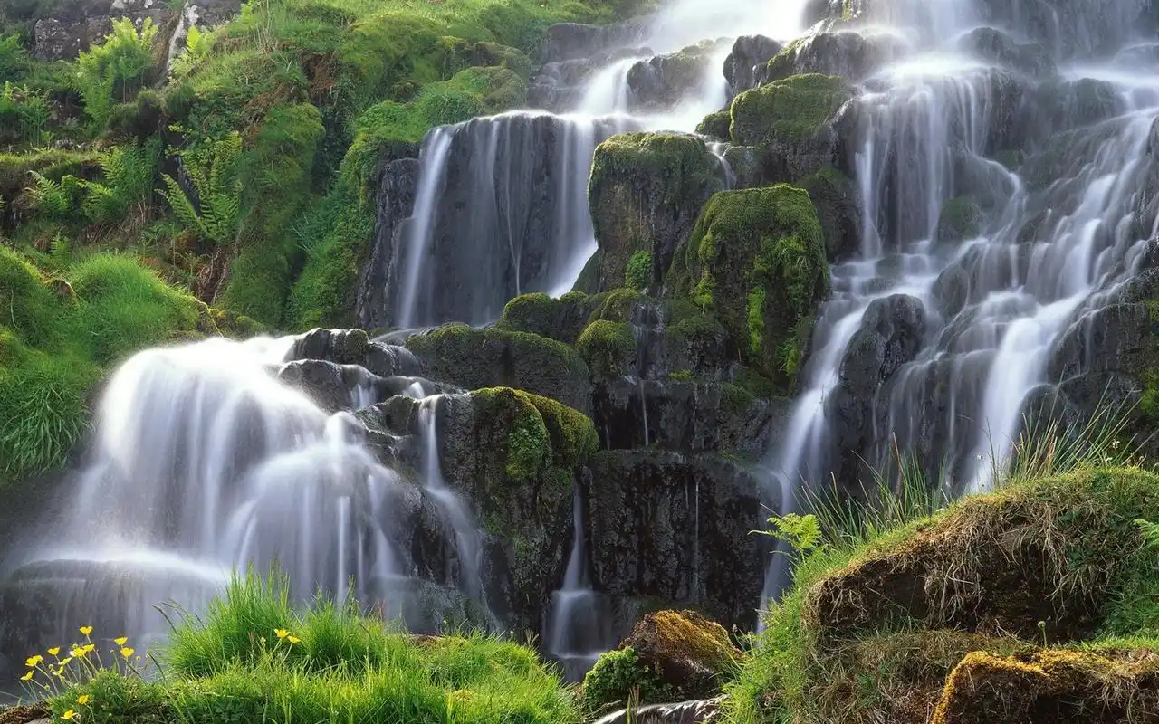 瀑布自然风光护眼桌面壁纸