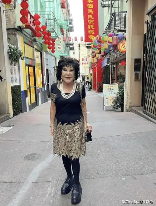 黄夏蕙举办92岁寿宴,小女儿罕见露脸,母女浓妆艳抹气质神态相_家庭