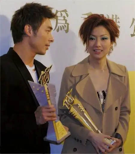 组图郑秀文许志安领衔明星冬日情侣装