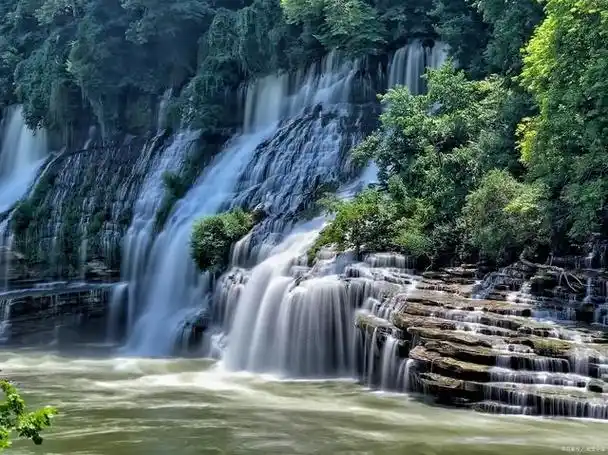 中国拥有众多壮丽的自然风景,其中瀑布是其中之一.
