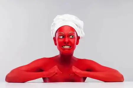 地狱红红皮肤的女孩,地狱般的厨师照片