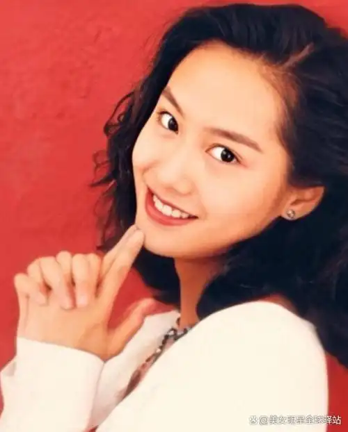 朱茵,这位让人心驰神往的女神,凭借她的美貌和才华无人不知,无人不晓.