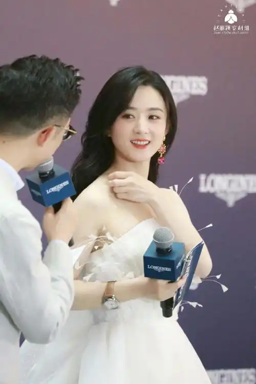 咪咕星鲜事##赵丽颖白色拖尾蓬蓬裙