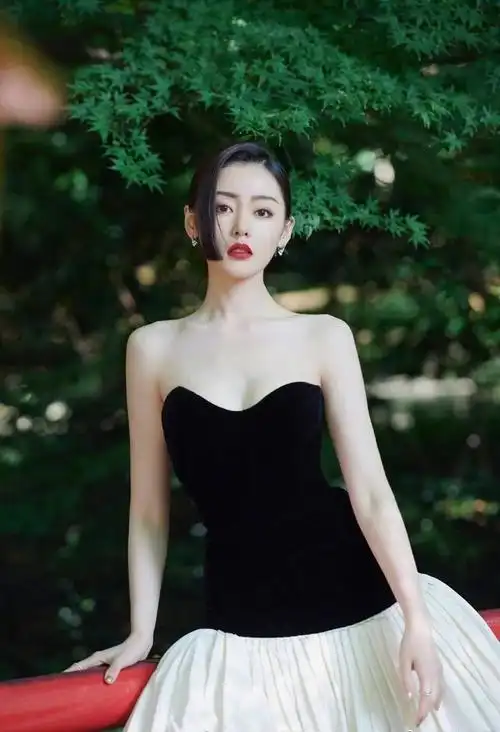 修身的裁剪勾勒凹凸有致的身材曲线,张天爱纤细的腰肢被修饰出来,到