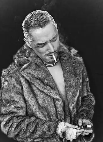 网上曝光一组胡歌的写真,留着胡渣抽着烟,尽显颓废雅痞范儿