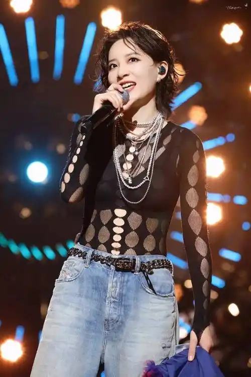 章子怡与好友李斯丹妮小聚,二胎儿子超开心,侧脸曝光帅气又可爱