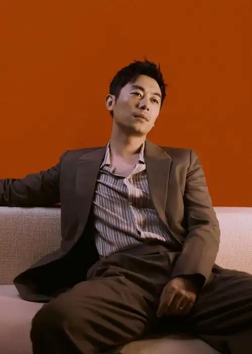 朱亚文首尝光头造型让人惊喜斯文儒雅气质佳帅成行走的荷尔蒙