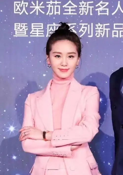 刘诗诗一身粉红西装惊艳发布会现场但网友的注意力却在她发型上