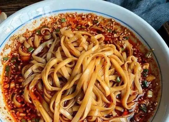酸辣爽香的油泼辣子酸汤面,劲道爽滑的刀削面,早餐最爱吃