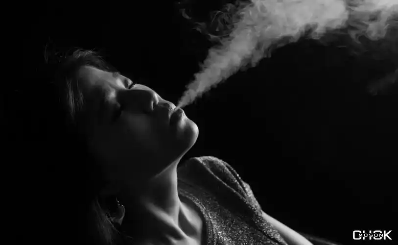 抽烟的女人很美#昆明约拍# 抄送:@美女味 @美女新视觉 @性感s女神