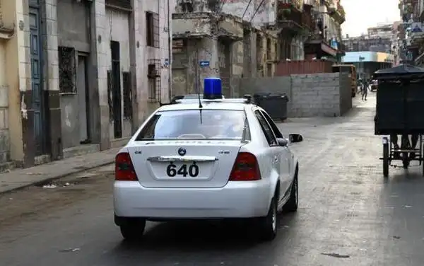 古巴街头的吉利警车,很是拉风