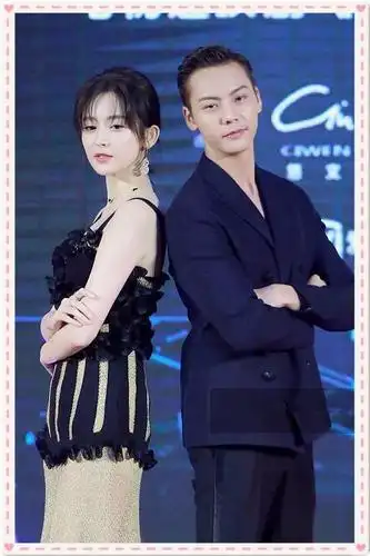 最近和陈伟霆一起出席活动的娜扎相较于往常给人明艳大气的感觉