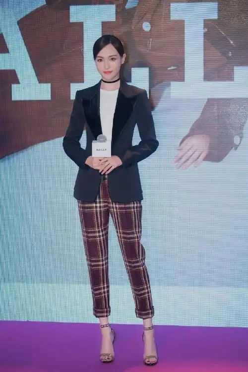 星搭配丨再热的天跑通告也一样要美美美