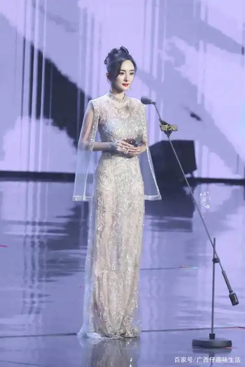 杨幂好身材藏不住,两款飘逸蕾丝薄纱连衣裙"仙气满满",太迷人