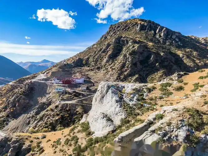 国道318,被誉为"中国最美的景观大道",沿途风光旖旎,自然景观丰富多彩