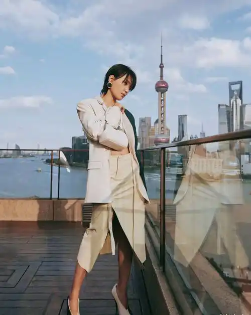 原创周笔畅美图来袭米白色西服套装搭配荷叶边衬衫金色眼镜可飒可暖