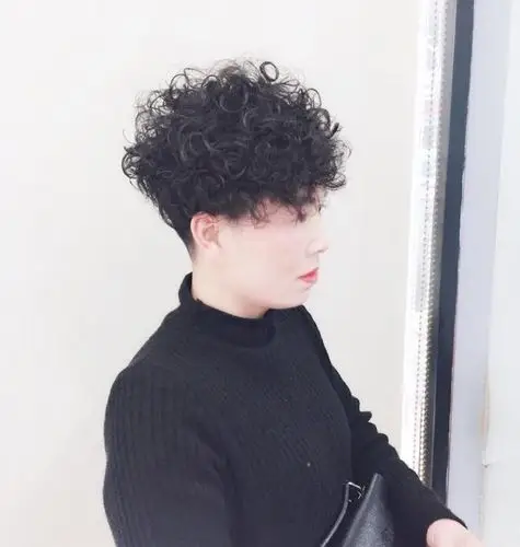 小卷满烫发超短发发型