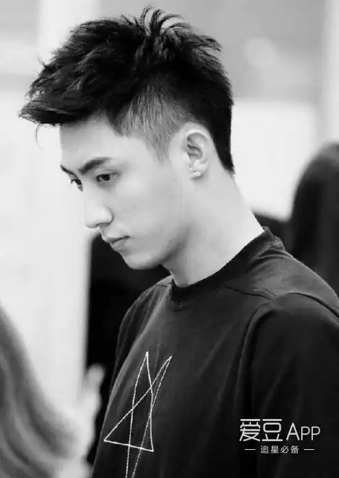 黄景瑜分享170111请查收来自黄景瑜的侧脸杀