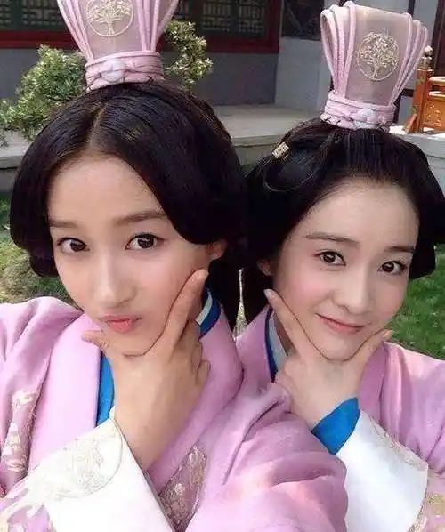 原来关晓彤闺蜜机场照是照骗,离开ps张雪迎的腿比宋茜还粗_网易订阅