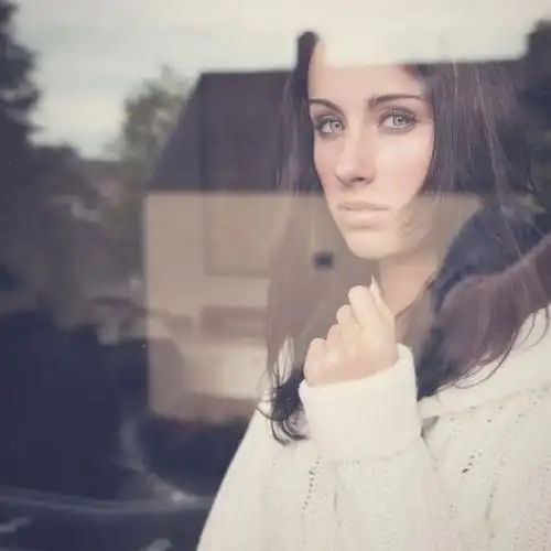 摄影教学玻璃窗背后的迷人女性