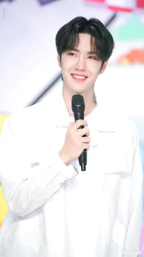 王一博:牙齿天生就是代言,露牙括弧笑,康康本尊～白吗!甜吗