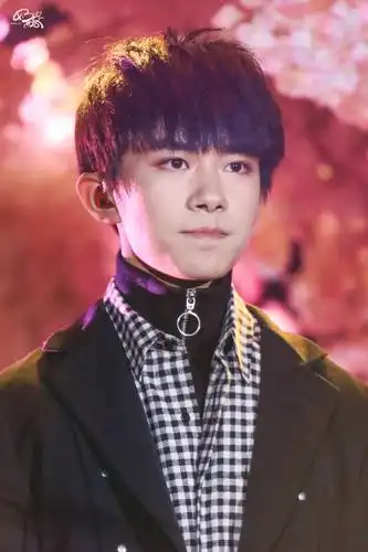 易烊千玺"归来"16岁生日会