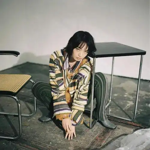 组图:小松菜奈拍摄《dew》光影大片 剪短发展现独特氛围感