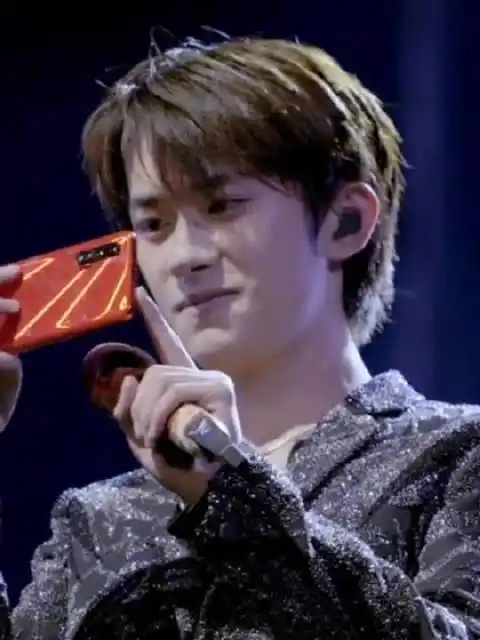 易烊千玺演唱会彩蛋视频##易烊千玺玊尔演唱会900天纪念