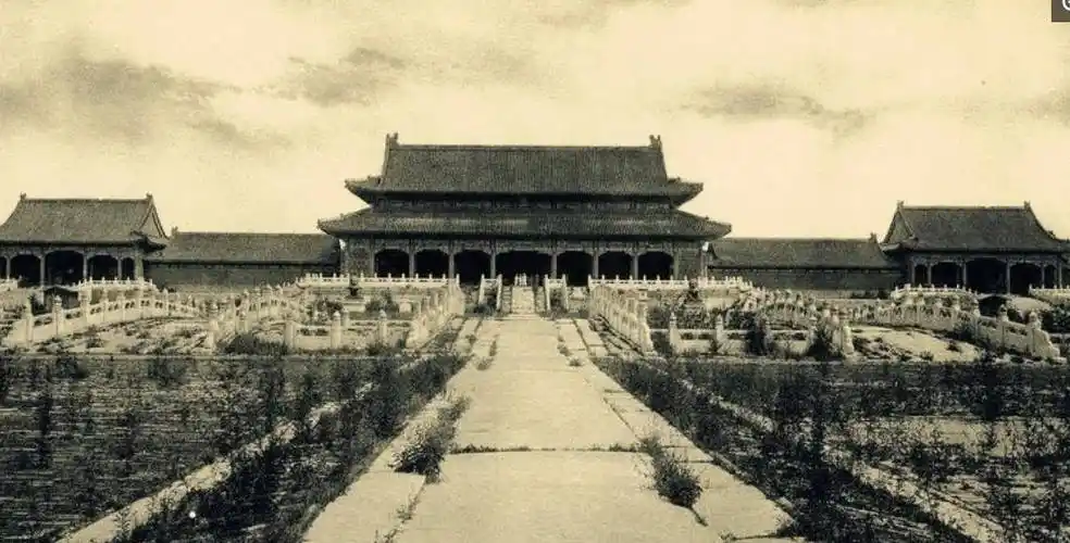 荒草丛生的清朝末期的皇宫,慈禧住过的宫殿,早已破败不堪