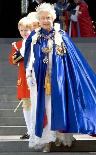 蓝色象征着英国皇室的尊贵,代表着皇室成员的权利和尊贵身份!