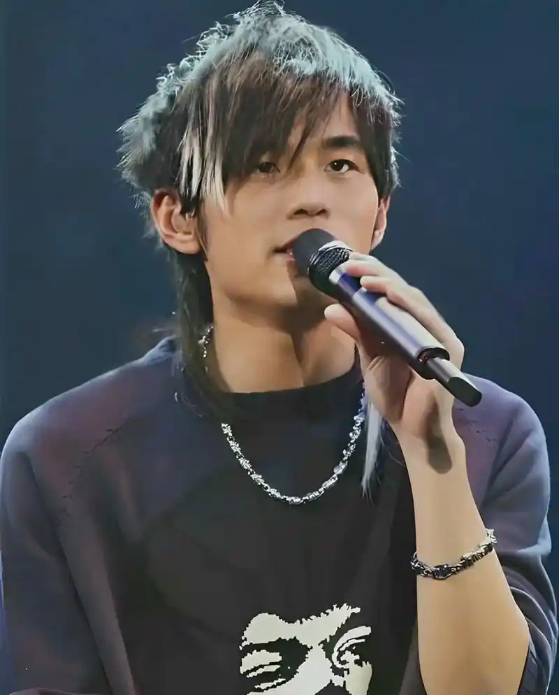 周杰伦早期照片.#周杰伦 #jay #无与伦比 #前奏一响拾 - 抖音