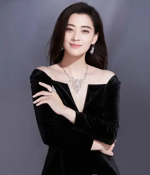 原创44岁梅婷总算换风格了,穿"总裁"装气场全开,高级感十足