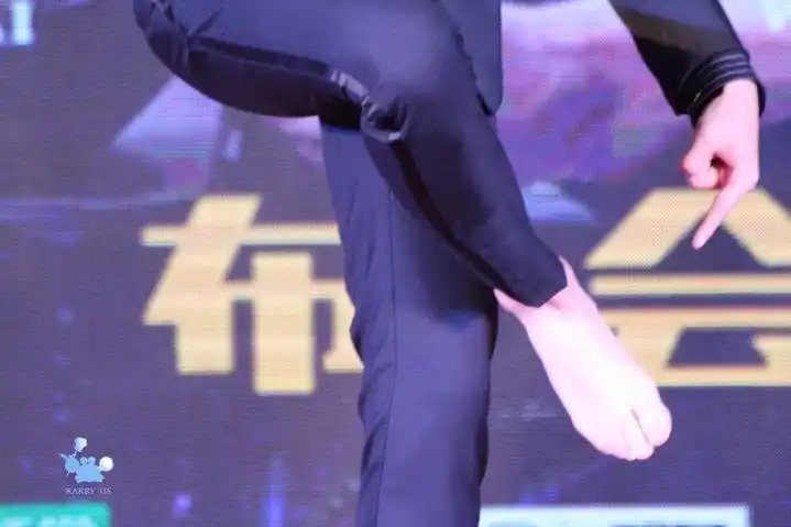 [tfboys][分享]170407 嫩白光滑有弧度 王俊凯的脚丫出道了!