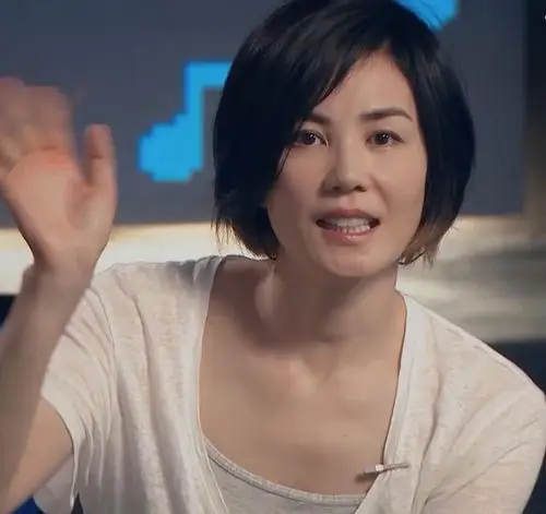 51岁王菲近照:清爽短发娇俏似少女,状态绝佳