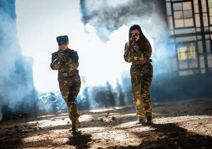 老张光影女兵突围电影摄影作品