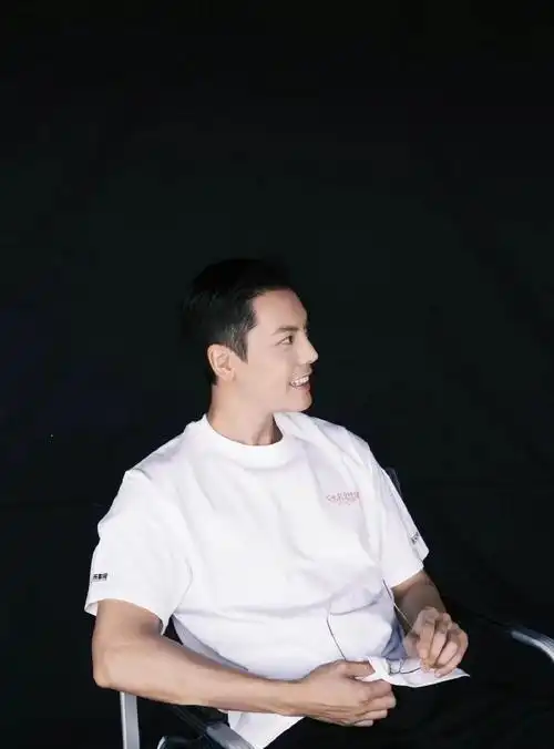 陈伟霆擦镜片##陈伟霆擦眼镜