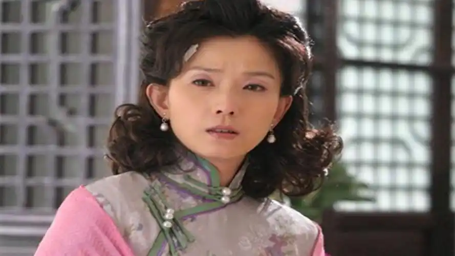 2005年,岳翎在《哑巴新娘》中饰演的是林静云,一位遭逢不幸的柔弱少女