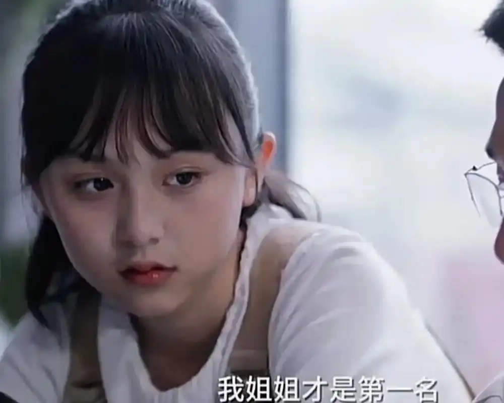 《小舍得》中,中等生夏欢欢好不容易才和天才米桃一起考了个全校第一