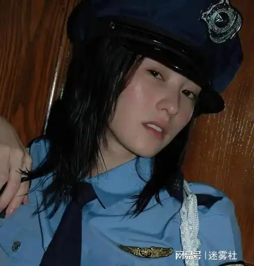 张柏芝早年海军服写真吸引眼球,展现无与伦比的美貌气质|记者_网易订