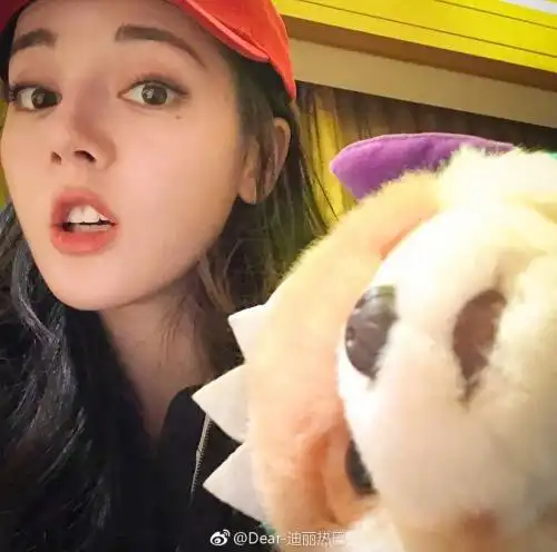 迪丽热巴发视频粉丝发现背后有个男人居然是薛丹阿姨