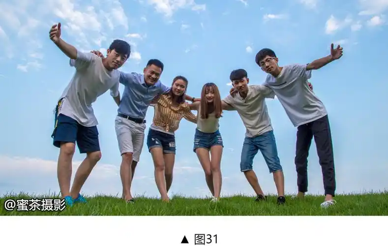 六个人的拍照姿势用手臂摆成六角星的形状