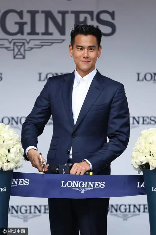 彭于晏藏蓝色西装白衬衫 帅气撩人