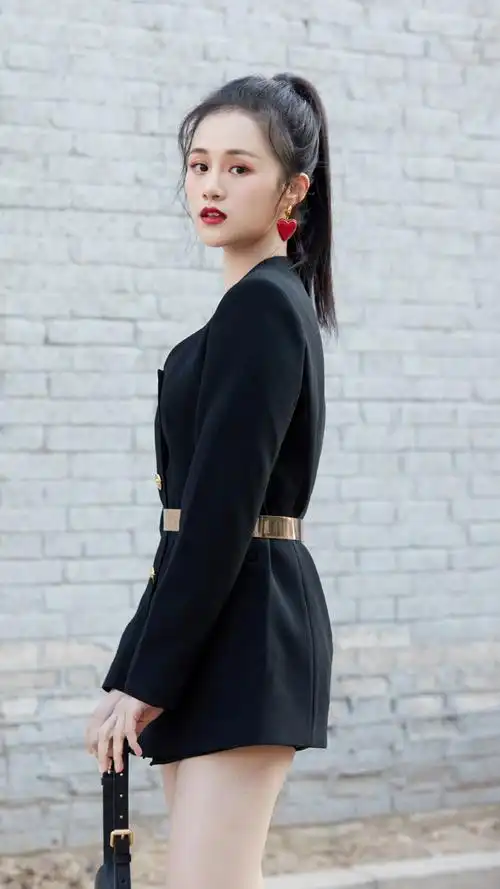 壁纸图片个性女生安悦溪酷飒写真