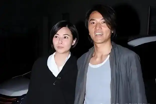 郑伊健49岁媳妇穿乞丐裙美得不像话岁月在她脸上毫无痕迹