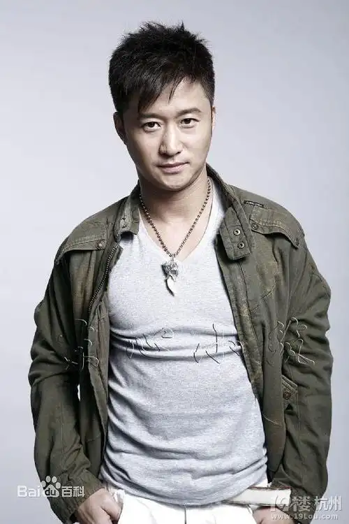 受家庭氛围的影响,吴京从小就在什刹海体校学习武术.