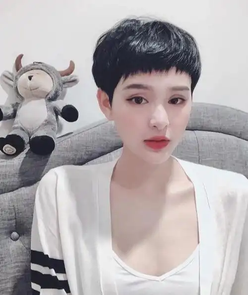 2020流行"盖盖头"发型,灵动又俏皮,潮范十足!