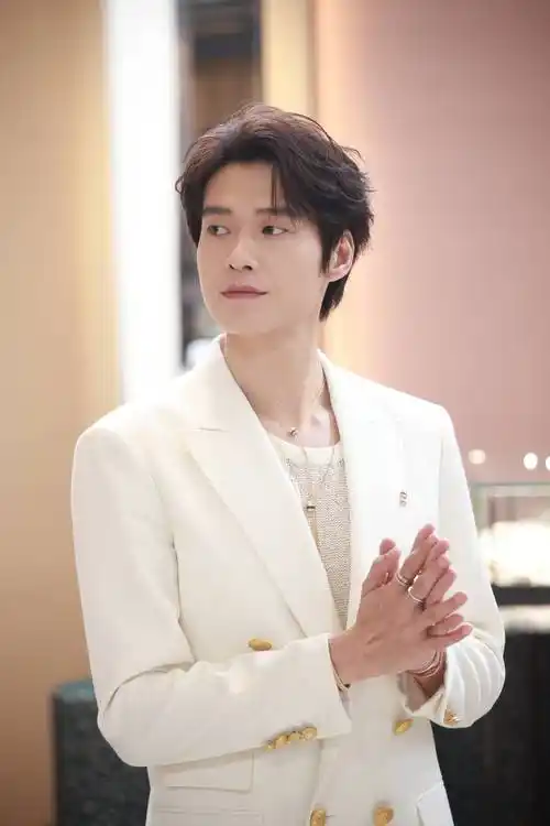 周冬雨全黑look配珠宝超a 魏大勋白西装帅气俊朗