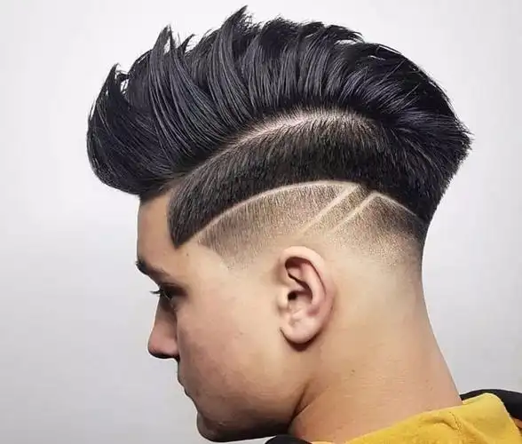 主要是借用剃刀形塑出深刻纹路,强化发型的线条感